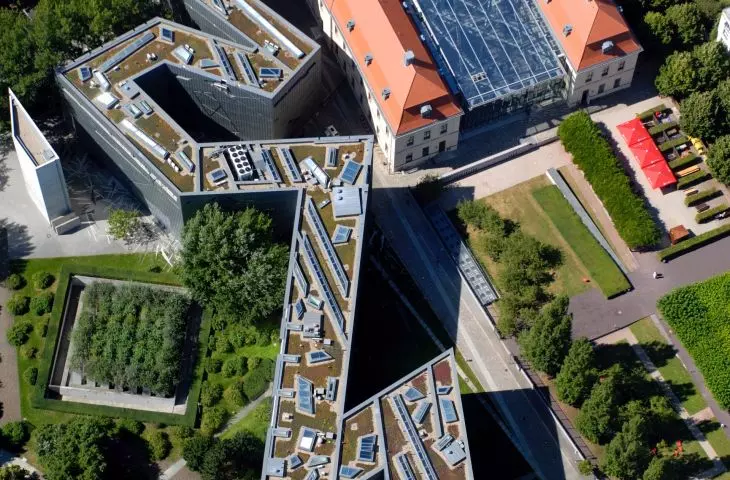 Muzeum Żydowskie w Berlinie – widok z lotu ptaka na zygzakowatą bryłę budynku 
