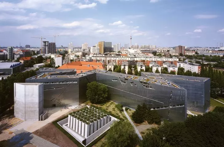 Muzeum Żydowskie w Berlinie – bryła budynku posiada elewację z cynkowej blachy o właściwościach odbijających światło