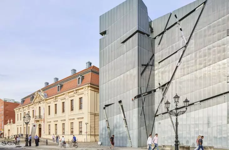 Muzeum Żydowskie w Berlinie – po lewej budynek zbudowany przez Philippa Gerlacha w 1735 roku, po prawej skrzydło Libeskinda 