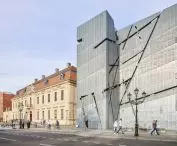 Muzeum Żydowskie w Berlinie – po lewej budynek zbudowany przez Philippa Gerlacha w 1735 roku, po prawej skrzydło Libeskinda 