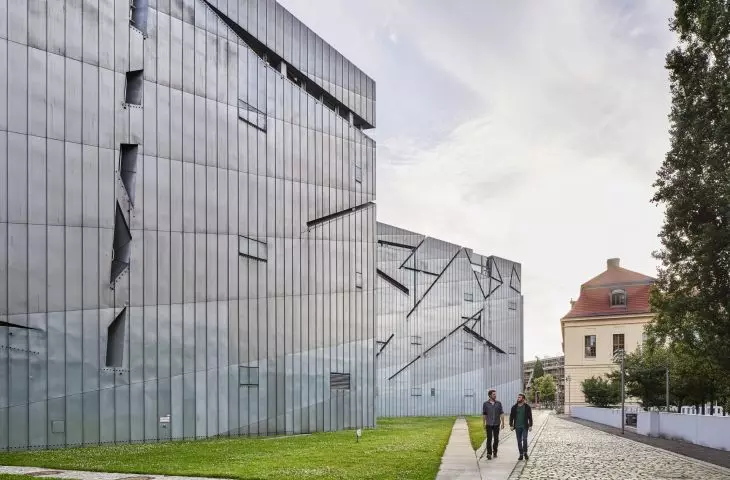 Muzeum Żydowskie w Berlinie – cynkową elewacja posiada liczne szczeliny okienne  