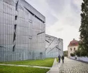 Muzeum Żydowskie w Berlinie – cynkową elewacja posiada liczne szczeliny okienne  
