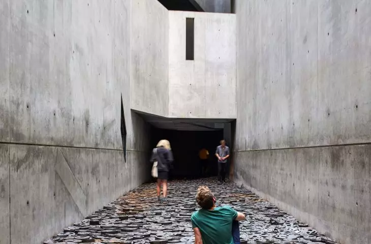 Muzeum Żydowskie w Berlinie –  widok na pionowe przestrzenie, określane jako „pustki” (ang. voids)