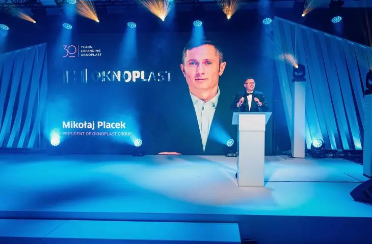 Mikołaj Placek, prezes firmy OKNOPLAST podczas prelekcji w trakcie imprezy jubileuszowej w Krakowie