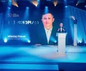 Mikołaj Placek, prezes firmy OKNOPLAST podczas prelekcji w trakcie imprezy jubileuszowej w Krakowie