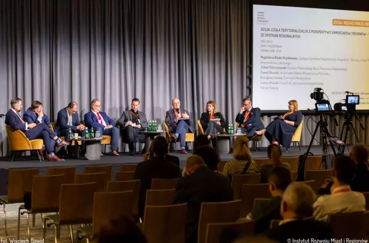 „czułą terytorializację” z perspektywy samorządów i regionów omawiali: