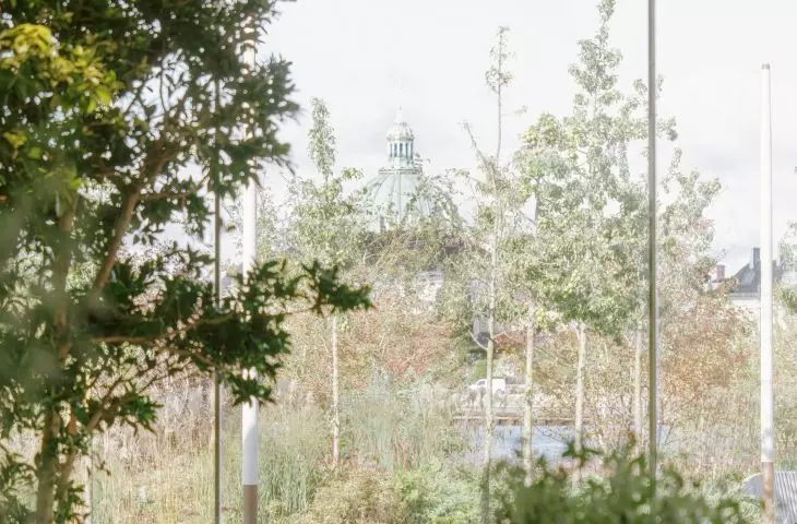 Opera Park w Kopenhadze (Operaparken) – przeszklone ściany szklarni oferują widoki na otaczająca zieleń 