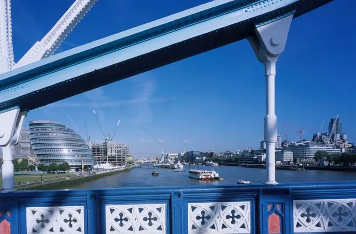 City Hall w Londynie – widok na obiekt z Tower Bridge  