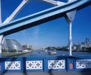 City Hall w Londynie – widok na obiekt z Tower Bridge  
