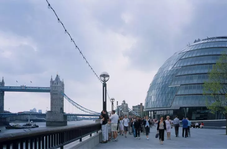 City Hall w Londynie – widok na ratusz i Tower Bridge 