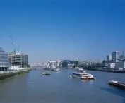 City Hall w Londynie – widok na ratusz z Tower Bridge  