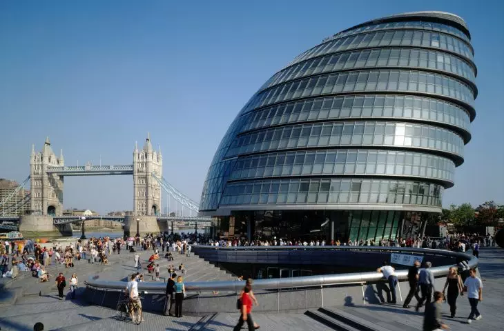 City Hall w Londynie – widok na ratusz i Tower Bridge w pobliżu 