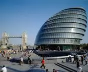 City Hall w Londynie – widok na ratusz i Tower Bridge w pobliżu 