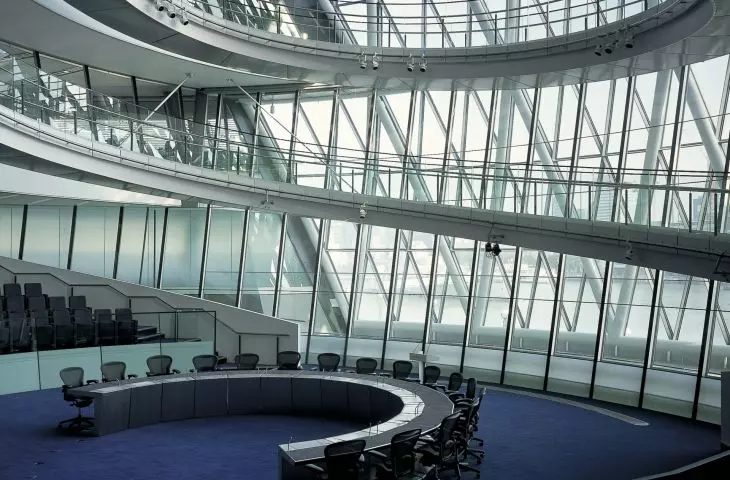 City Hall w Londynie – sala obrad została zaprojektowana tak, aby umożliwić mieszkańcom obserwowanie pracy Zgromadzenia przez przeszkloną elewację