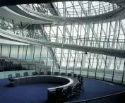 City Hall w Londynie – sala obrad została zaprojektowana tak, aby umożliwić mieszkańcom obserwowanie pracy Zgromadzenia przez przeszkloną elewację