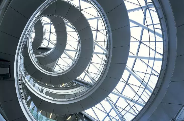 City Hall w Londynie – widok spiralnej klatki schodowej wewnątrz obiektu  