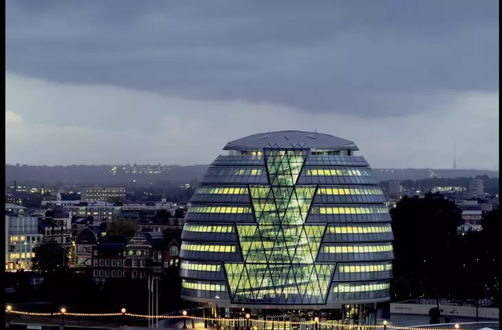 City Hall w Londynie – bryła budynku przypomina asymetryczną, przechyloną formę zbliżoną do kształtu jaja