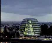City Hall w Londynie – bryła budynku przypomina asymetryczną, przechyloną formę zbliżoną do kształtu jaja