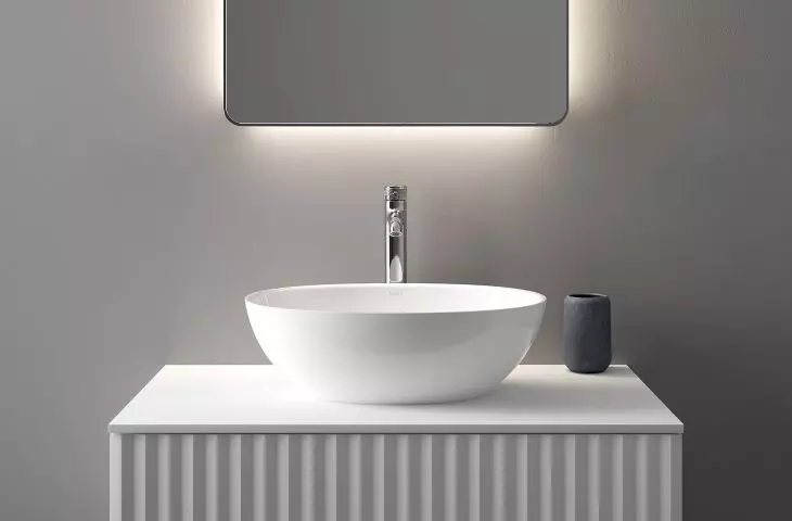 Ksuro 01 bateria umywalkowa stojąca wysoka, chrom błyszczący 10001010 Ksuro 02 umywalka nablatowa owalna, biała 20002000 Ksuro 02 szafka podumywalkowa z blatem, biały mat 58003000