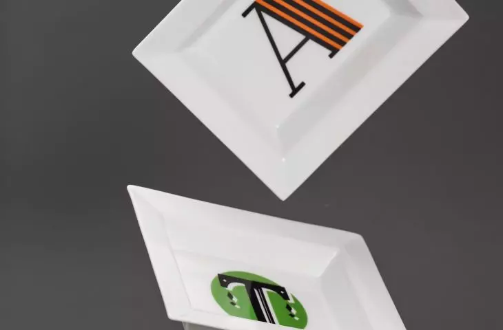 Porcelain with the initial of the recipient is a great gift idea with a personal touch