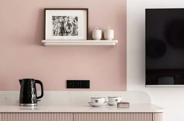 A bachelor apartment inspired by pink champagne