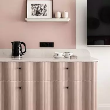 A bachelor apartment inspired by pink champagne