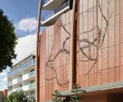 Wieżowiec Upper House w Brisbane, w Australii – metalowa instalacja została podświetlona od tyłu i reprezentuje ślady aborygeńskich szlaków pieszych oraz lokalne cieki wodne 