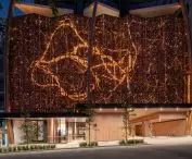 Wieżowiec Upper House w Brisbane, w Australii  – w dolnej części budynku znajduje się instalacja Judy Watson