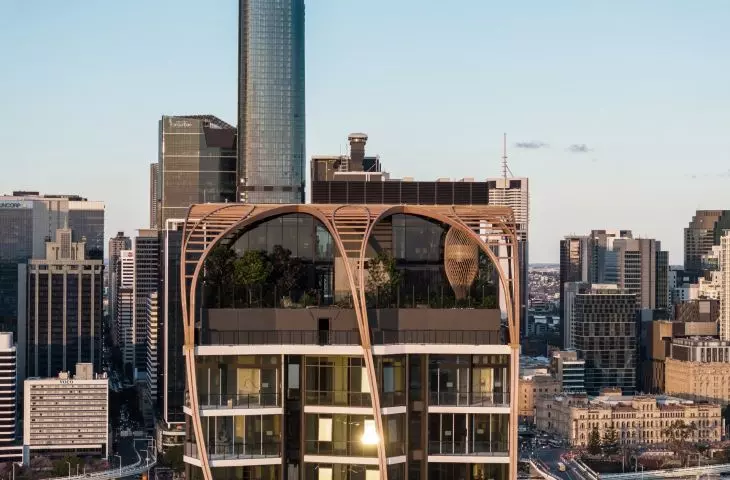 Wieżowiec Upper House w Brisbane, w Australii – drewniane listwy łączą się w górnej części budynku, owijając dach i tworząc pergolę pełniącą funkcję osłony przeciwsłonecznej