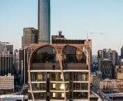Wieżowiec Upper House w Brisbane, w Australii – drewniane listwy łączą się w górnej części budynku, owijając dach i tworząc pergolę pełniącą funkcję osłony przeciwsłonecznej
