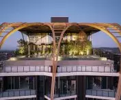 Wieżowiec Upper House w Brisbane, w Australii – drewniane listwy łączą się w górnej części budynku, owijając dach i tworząc pergolę pełniącą funkcję osłony przeciwsłonecznej