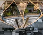 Wieżowiec Upper House w Brisbane, w Australii – drewniane listwy łączą się w górnej części budynku, owijając dach i tworząc pergolę pełniącą funkcję osłony przeciwsłonecznej
