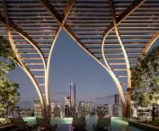 Wieżowiec Upper House w Brisbane, w Australii – drewniane listwy łączą się w górnej części budynku, owijając dach i tworząc pergolę pełniącą funkcję osłony przeciwsłonecznej