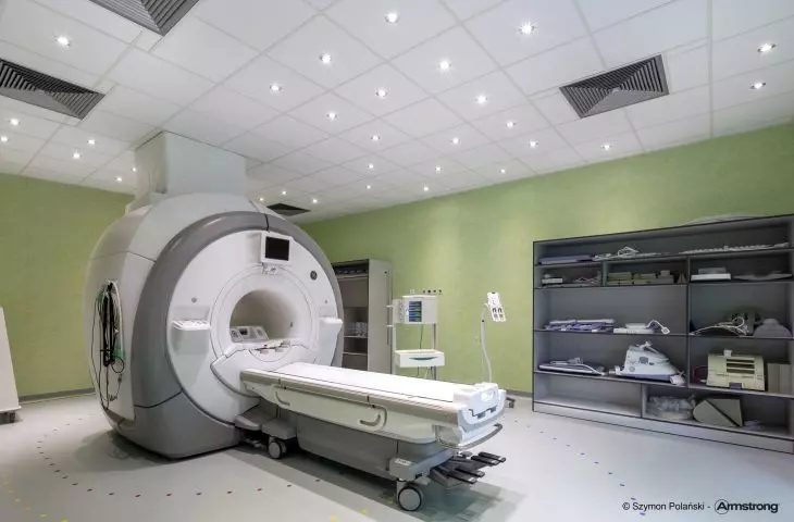 W Szpitalu Uniwersyteckim im. dr Antoniego Jurasza w Bydgoszczy sufity higieniczne pomagają obniżyć poziom hałasu generowanego przez urządzenia medyczne