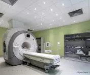 W Szpitalu Uniwersyteckim im. dr Antoniego Jurasza w Bydgoszczy sufity higieniczne pomagają obniżyć poziom hałasu generowanego przez urządzenia medyczne