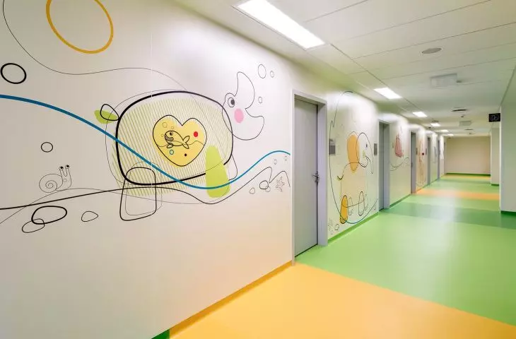 New hospitals are increasingly willing to move away from classic white, also introducing color accents or decorations to the interiors as on the walls of the Children's Clinical Hospital WUM in Warsaw 