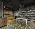 Delikatesy Zajezdnia Wrzeszcz, Gdańsk. Podłoga na której zastosowano produkt Floortec 2K-Purolid firmy Brillux przykuwa spojrzenia wszystkich klientów sklepu. 