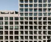 Kompleks mieszkaniowy Scheldehof w Nieuw Zuid, w Antwerpii – wapienne elementy tworzą ażurową strukturę, które oplatają ściany niczym sieć