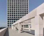 Kompleks mieszkaniowy Scheldehof w Nieuw Zuid, w Antwerpii – elewacja 80-metrowej wieży przyjmuje formę przypominającą odwrócone schody