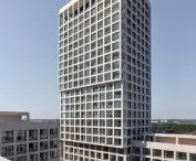 Kompleks mieszkaniowy Scheldehof w Nieuw Zuid, w Antwerpii – elewacja 80-metrowej wieży przyjmuje formę przypominającą odwrócone schody