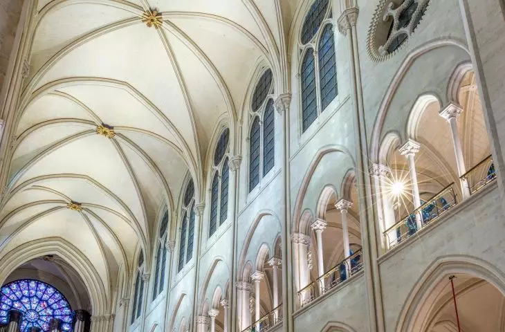 Sklepienie nawy katedry Notre-Dame zostało oświetlone przez Patricka Rimoux we współpracy z Zumtobel i Thorn