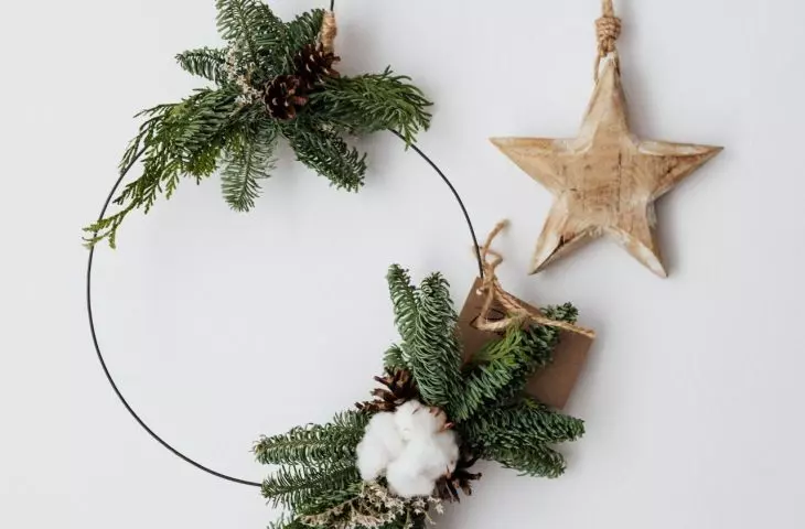 Christmas wreath will work well not only as a decoration for the front door, but also, for example, in the kitchen
