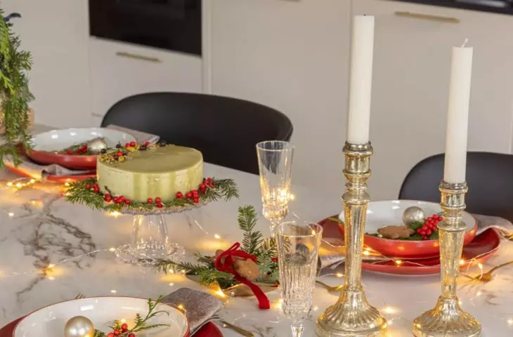 Gold candlesticks and delicate garland will create a festive mood