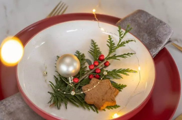 Small baubles will be a great decoration for plates