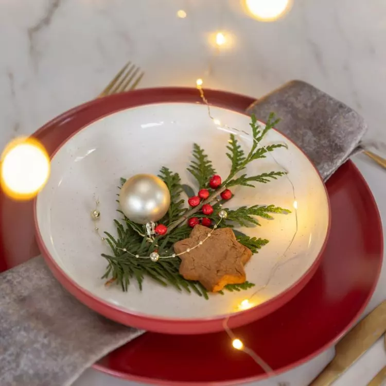 Small baubles will be a great decoration for plates