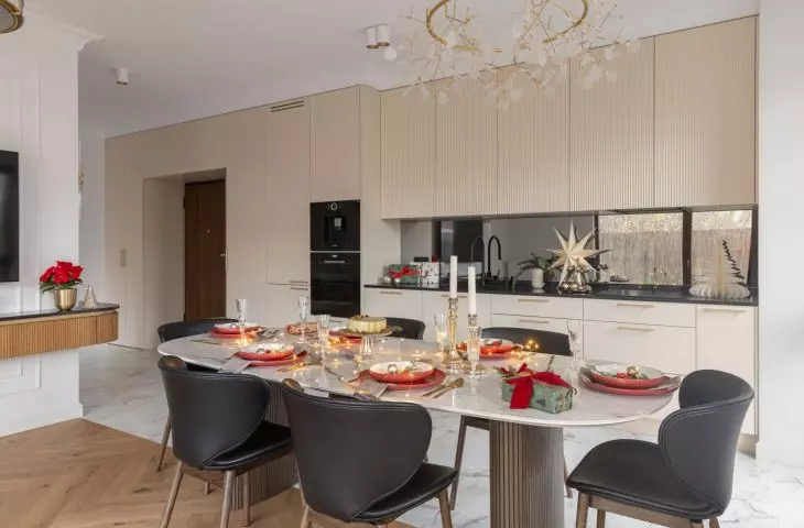 Classic colors and quality accessories will allow you to create an elegant Christmas arrangement
