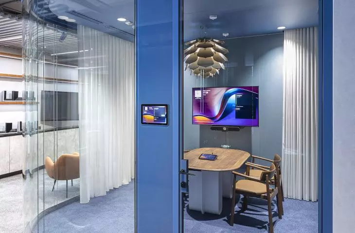 Perfect combination of bent corner wall on GSW Office Plus double-glazed system, glass panel with screen for conference room access management and Purian doors