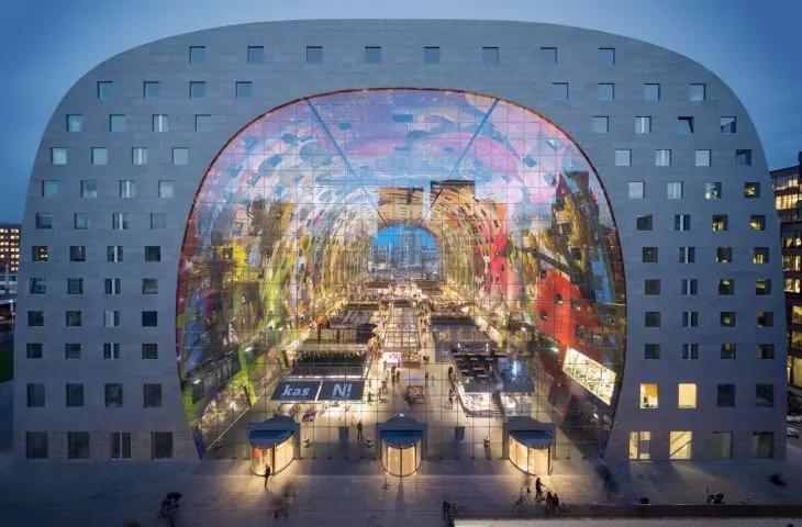 Hala Targowa (Markthal) w Rotterdamie – elewacja budynku przypomina podkowę 