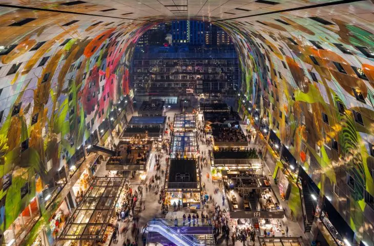 Hala Targowa (Markthal) w Rotterdamie – wewnątrz znajduje się największy mural w Niderlandach