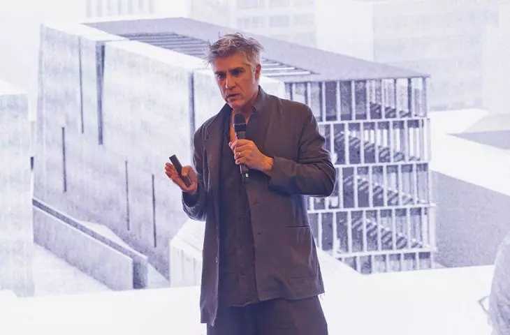 Alejandro Aravena — teoretyk i praktyk architektury zaangażowanej społecznie podczas wizyty w Polsce 